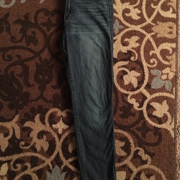 Size 7 Hollister shorts and Jeans - Picture 3 of 3